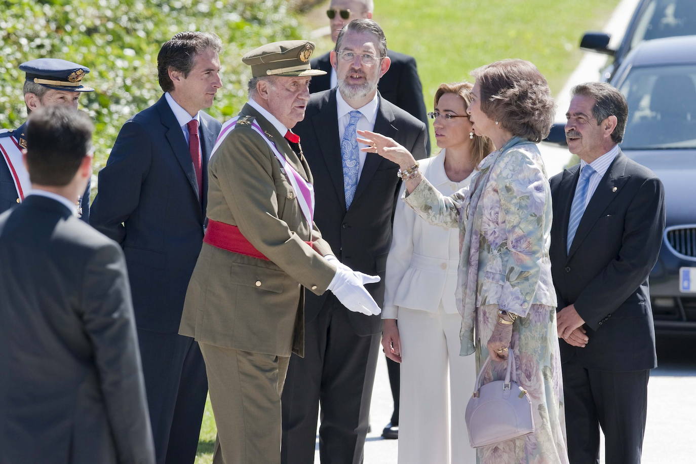 Los entonces Reyes de España en el Parque de Las Llamas de Santander con motivo del homenaje a la bandera el día de las Fuerzas Armadas.