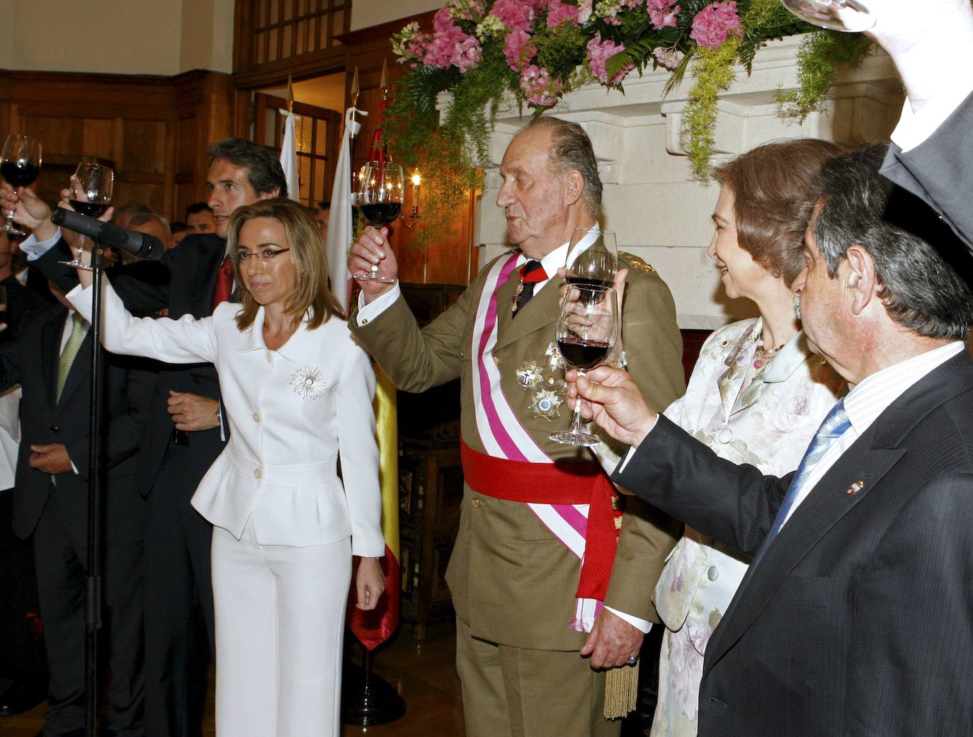 En 2009, el Rey Juan Carlos y la Reina Sofia, acompañados por la ministra de Defensa, Carme Chacón (2i), y el presidente de Cantabria, Miguel Angel Revilla (d), brindan durante la recepción a representantes de la sociedad civil y de instituciones de Cantabria en el Palacio de la Magdalena de Santander con motivo de la celebración del Día de las Fuerzas Armadas.