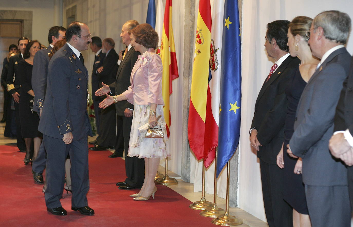 Los reyes de España, Don Juan Carlos (c) y Doña Sofía, en 2009 a su llegada a la cena de gala celebrada en el Parlamento de Cantabria con motivo de la celebración del Dia de las Fuerzas Armadas. 