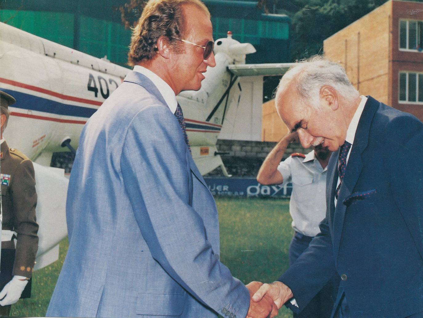 El que fuera presidente de Cantabria, Angel Díaz de Entresotos, recibiendo al rey Juan Carlos de Borbón.