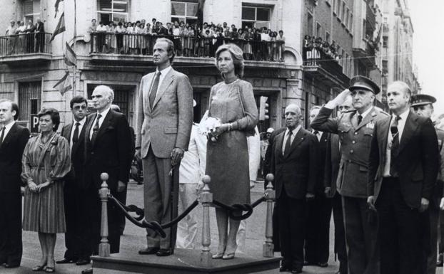 Imagen. El 2 de julio de 1984, los Reyes Juan Carlos I y Sofía visitaron Santander. En la imagen, en la plaza del Ayuntamiento, acompañados por el entonces presidente de Cantabria, Angel Díaz de Entresotos (i), y el alcalde de Santander, Juan Hormaechea (d).