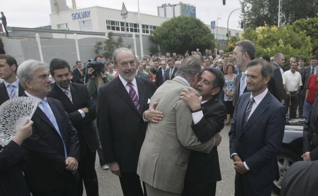 Imagen. El rey de España, Don Juan Carlos de Borbón, visitó en 2008 la empresa Solvay, en Barreda, con motivo de su centenario. En la imagen, Revilla despide al monarca efusivamente.