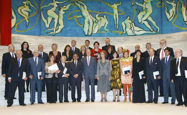 Imagen. Imagen de 2009 cuando los Reyes de España, Juan Carlos y Sofía, posaron con los galardonados con las Medallas de Oro al Mérito en las Bellas Artes; y las autoridades regionales y locales en la Sala Griega del Palacio de Festivales.