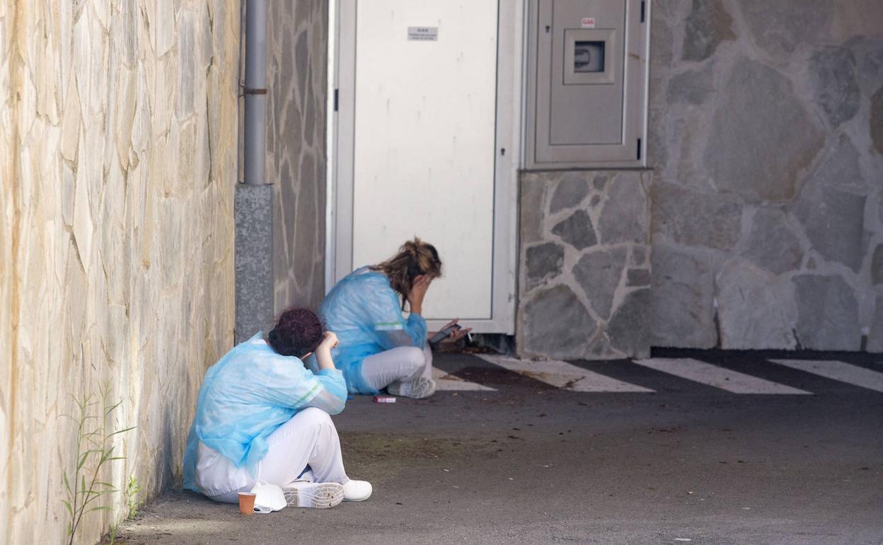 Dos trabajadoras de la residencia de mayores de Liencres