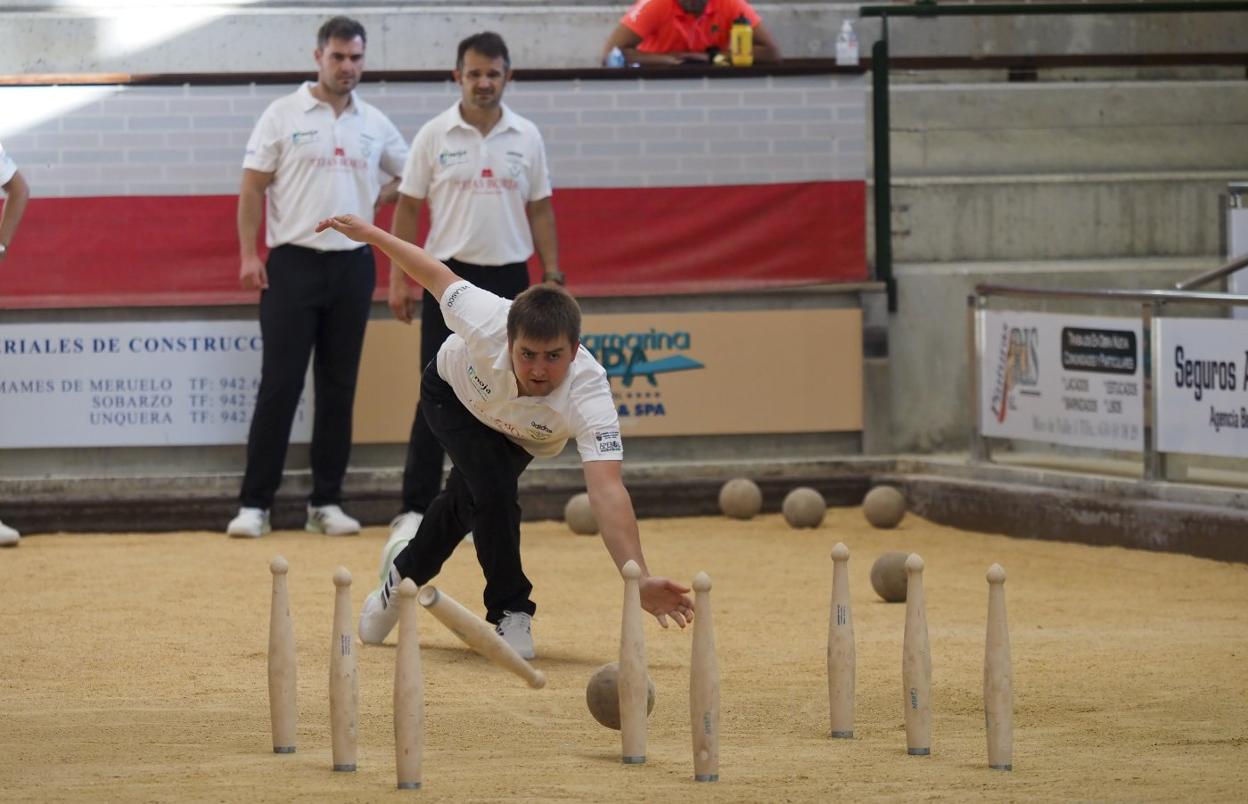Chin Velasco birla durante la victoria de Borbolla ante Comillas, con Óscar González y Alberto Díaz al fondo. 