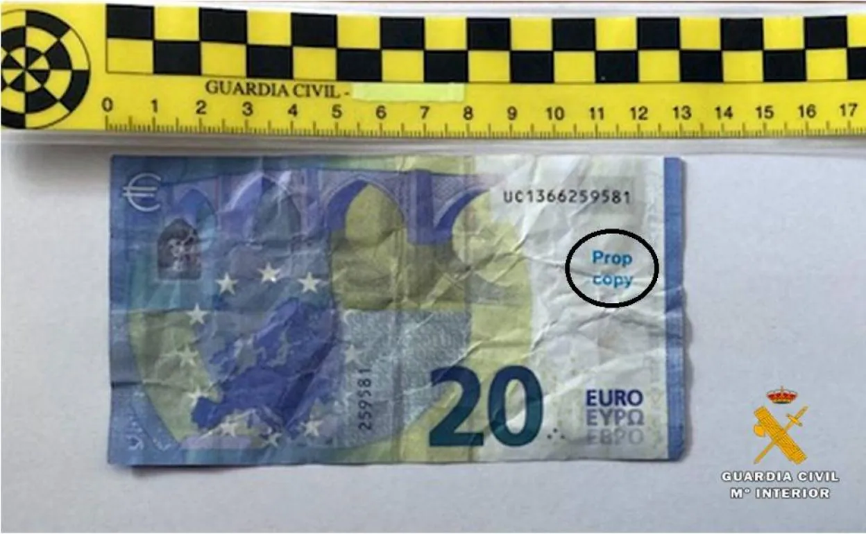 Dos hombres pagan con un billete falso de 20 euros la consumición en un bar  de Sarón