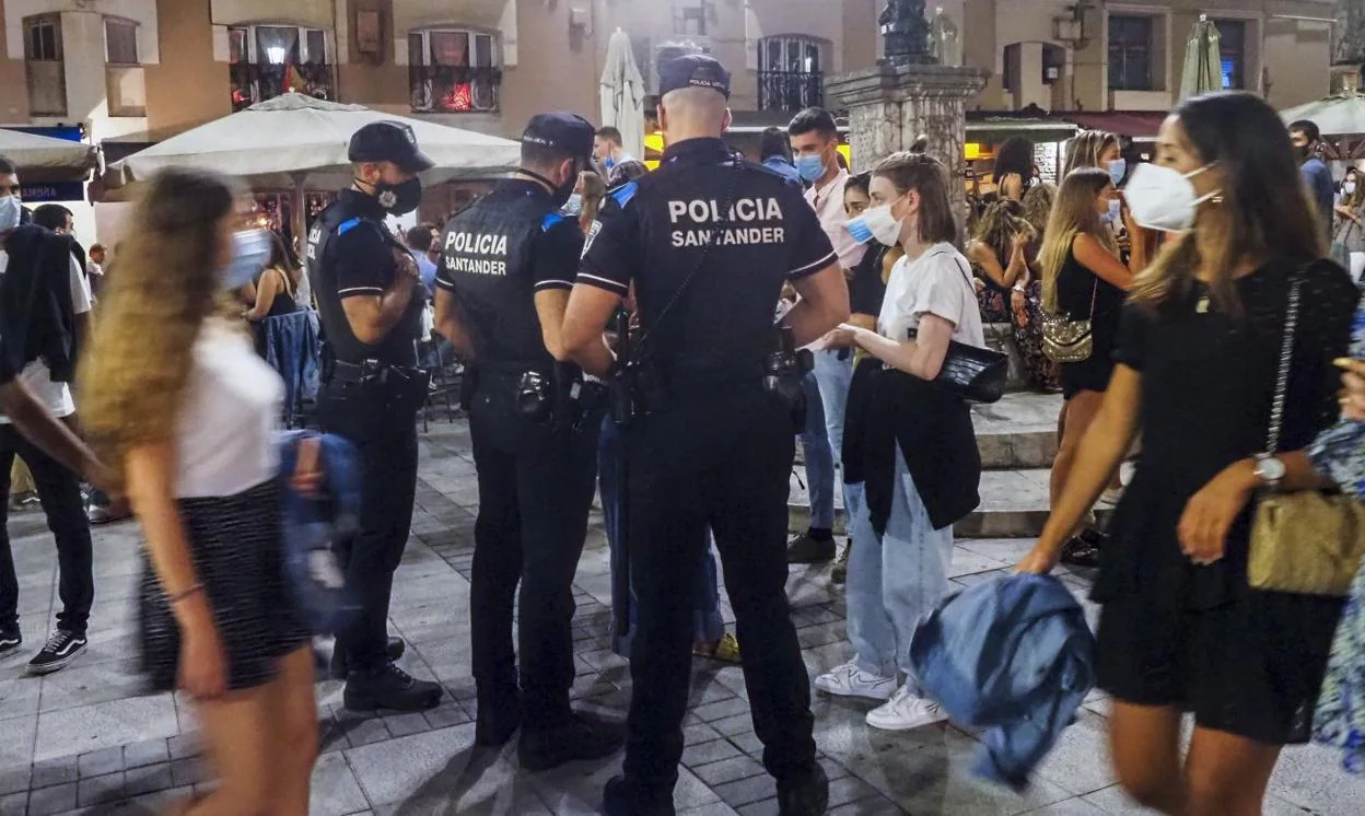 Reciente imagen de agentes de policía vigilando el cumplimiento de las normas en la Plaza de Cañadío de Santander. sane