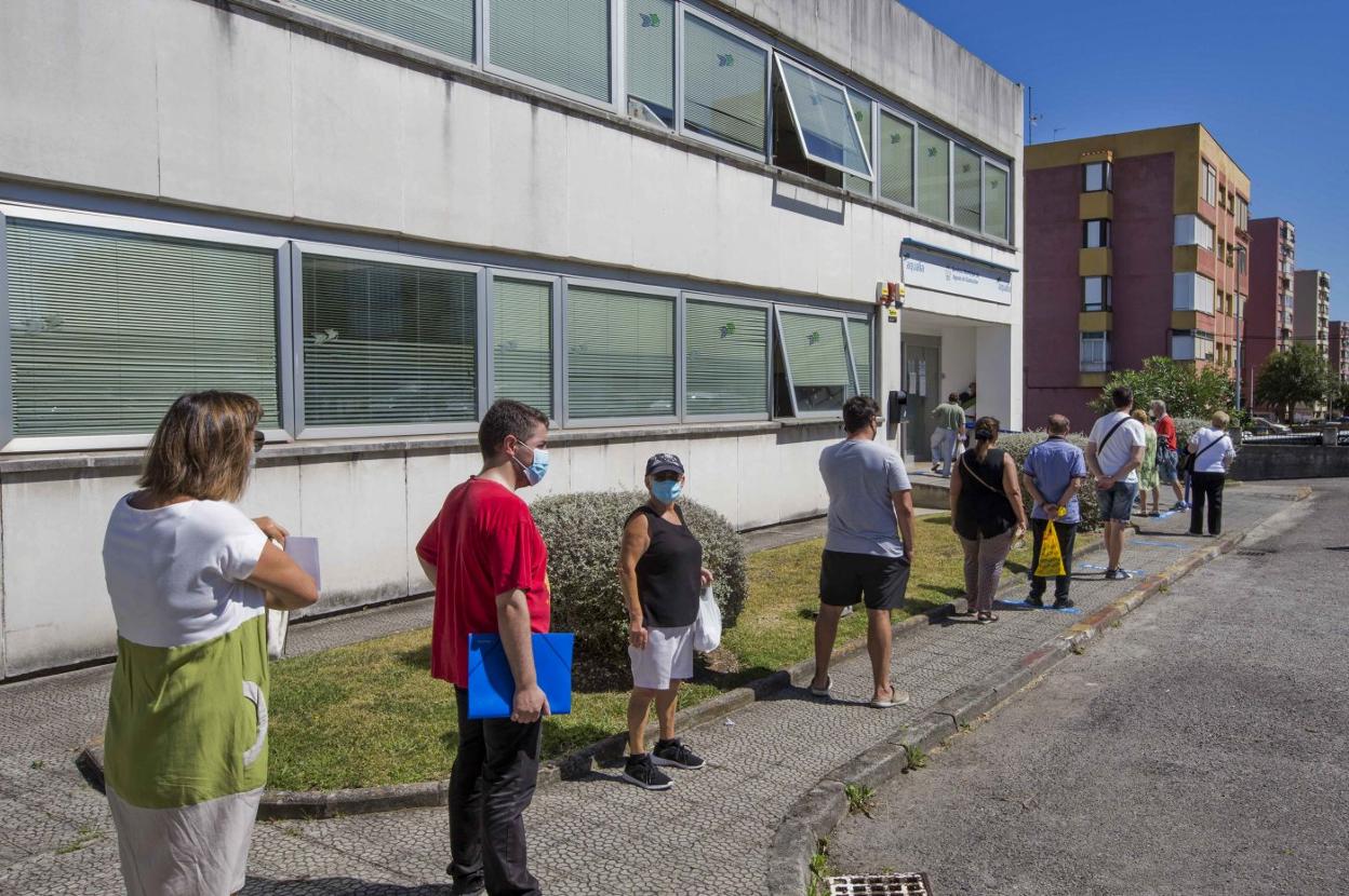 Colas en la entrada de la sede de Aqualia para consultar diferentes quejas. 