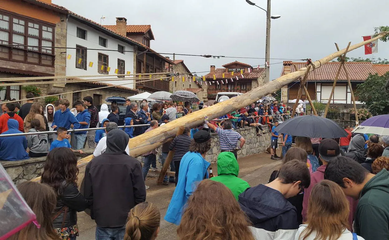 Una de las más afamadas tradiciones de Pujayo es el izado de la Maya cada noche previa a la festividad de San Lorenzo. Este año, la celebración fue anulada por el covid.