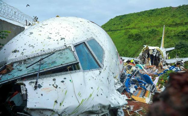 Restos del avión siniestrado en India..