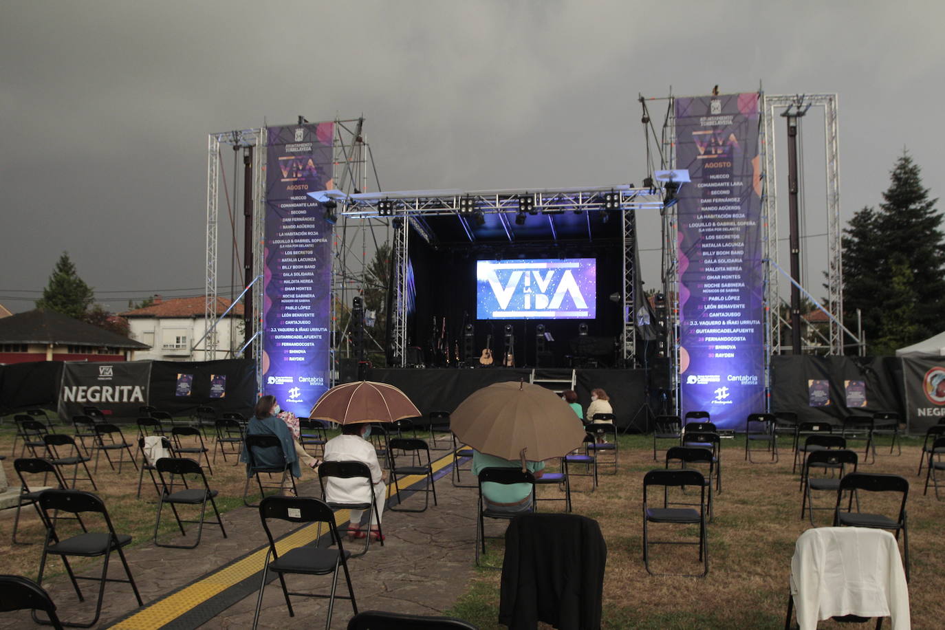 El solitario escenario del ciclo Viva la Vida en el que iba a actuar Nando Agüeros.