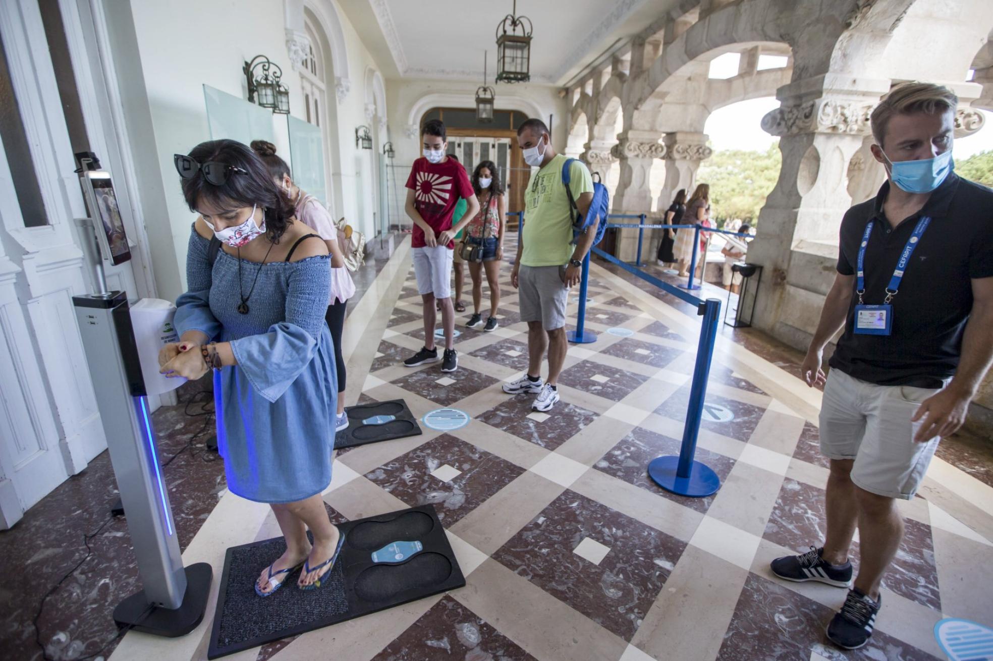 Los visitantes miden su temperatura y se lavan las manos. roberto ruiz