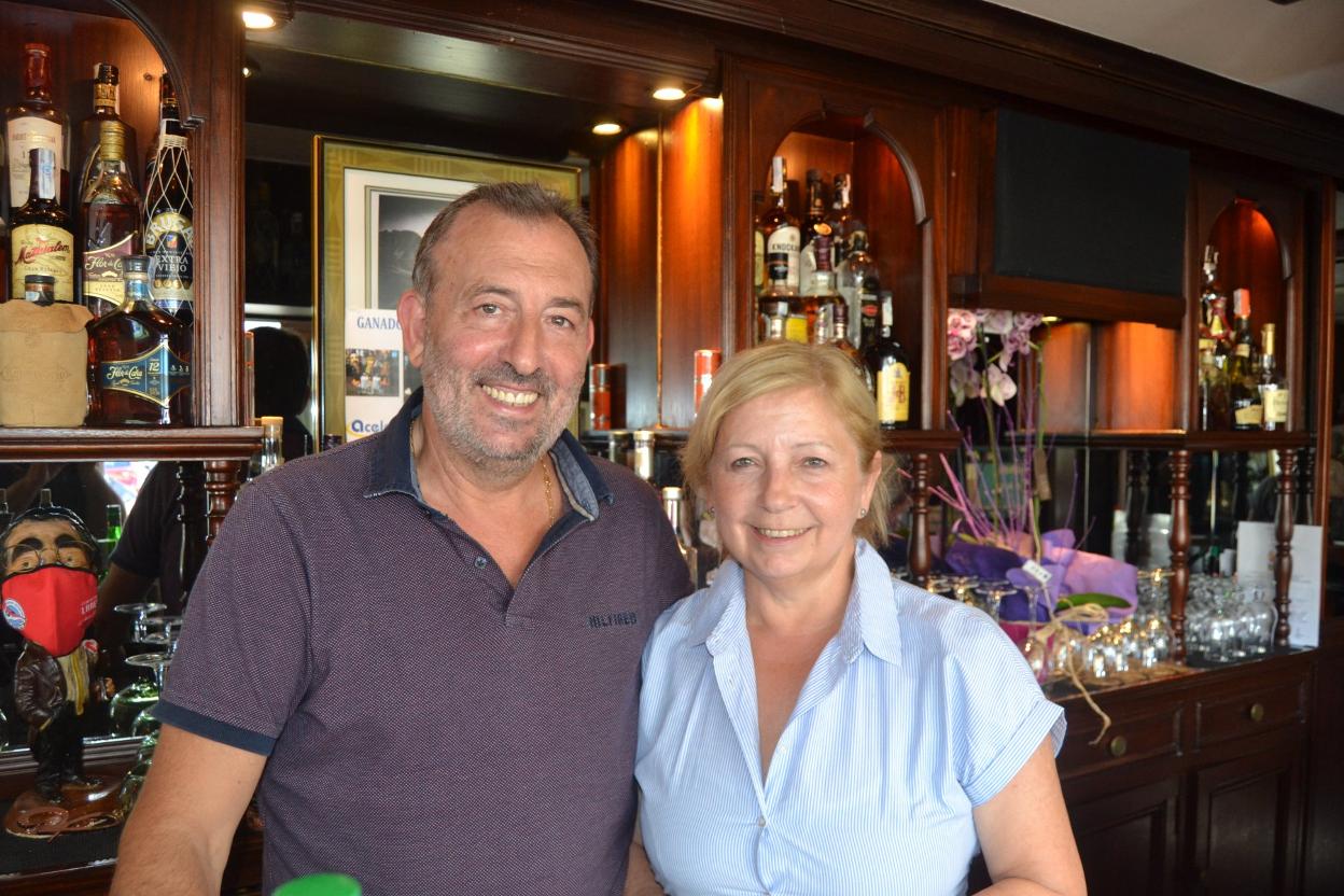 Ignacio García y Juana Mari Santander, en la barra del pub donde han atendido a tres generaciones de clientes. 