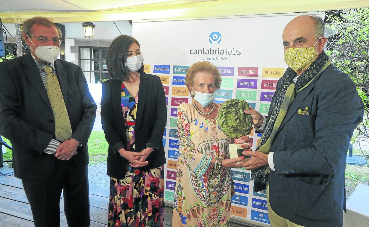 Antonio Zapatero recibe el premio Plaza Porticada de manos de Elena García Botín en presencia de Susana Rodríguez y Manuel Ángel Castañeda. sane