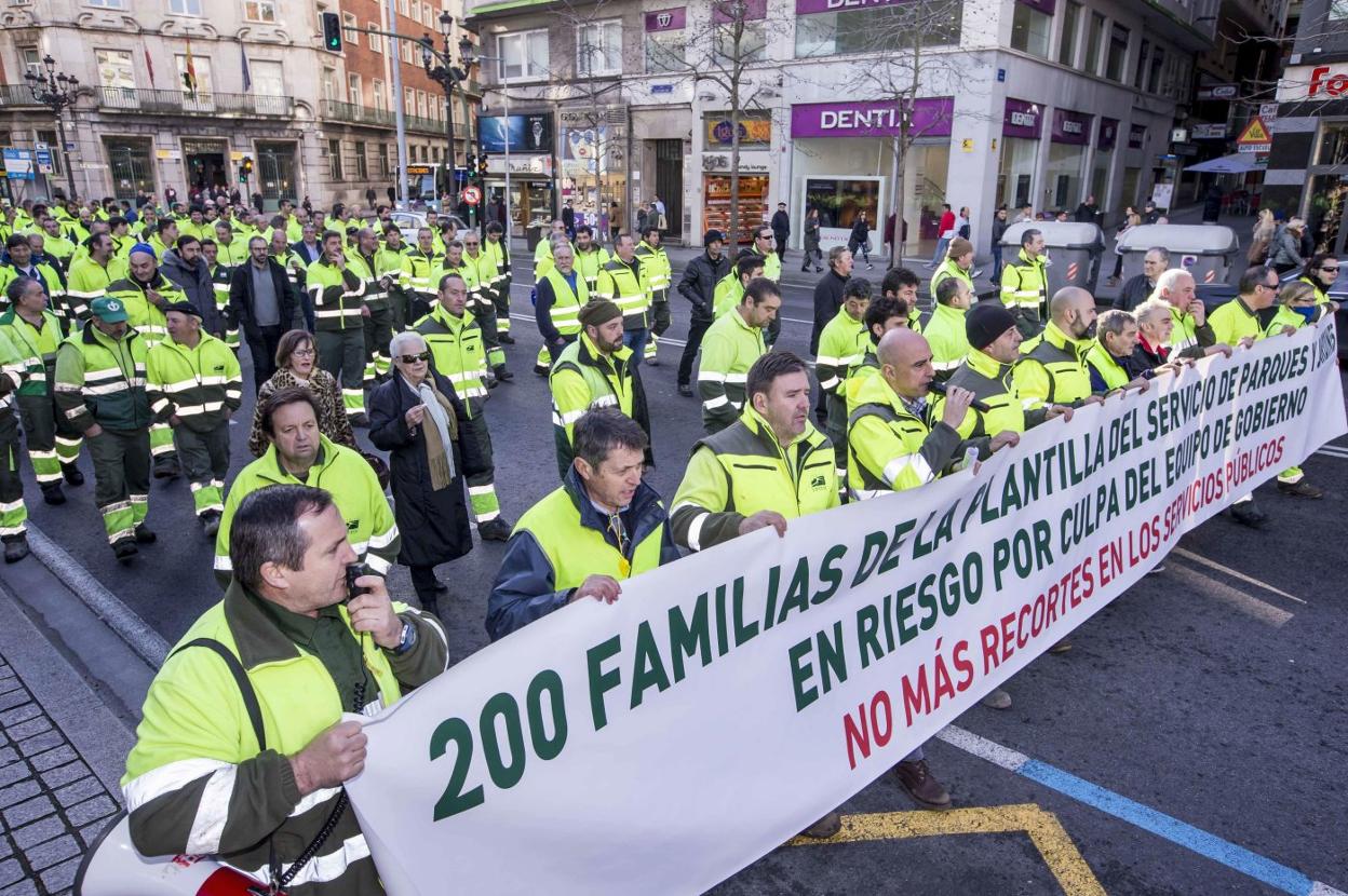 Los trabajadores de Parques y Jardines se manifestaron repetidamente porque consideraban que la adjudicataria no podía asumir los salarios. 