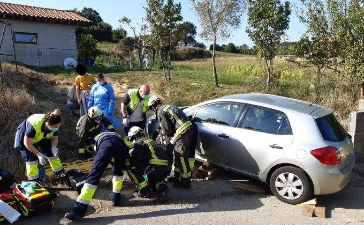 Herido un hombre de 84 años al ser arrollado por su propio coche en Cicero