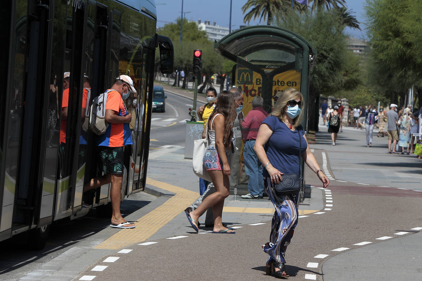 Fotos: Sin colas ni aglomeraciones para ir a las playas de Santander en autobús