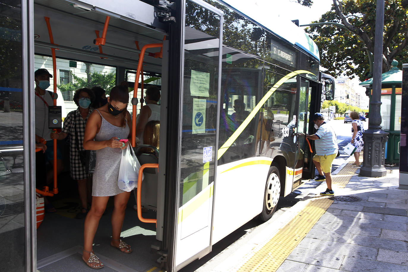 Fotos: Sin colas ni aglomeraciones para ir a las playas de Santander en autobús