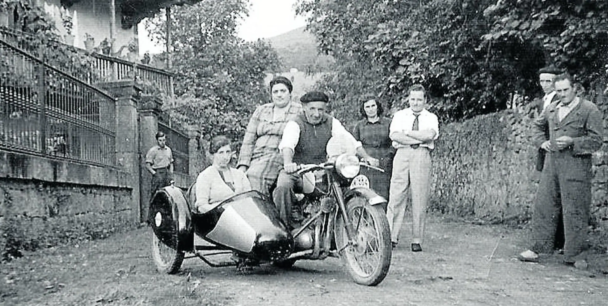 José Cobo y Rosario Pérez con su hija María Jesús en el sidecar, años cincuenta.