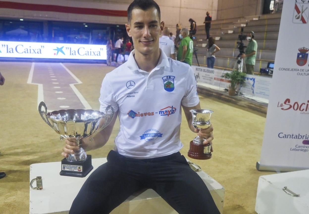 Víctor González posa con los trofeos recibidos por ganar su tercer título de Campeón Regional. 