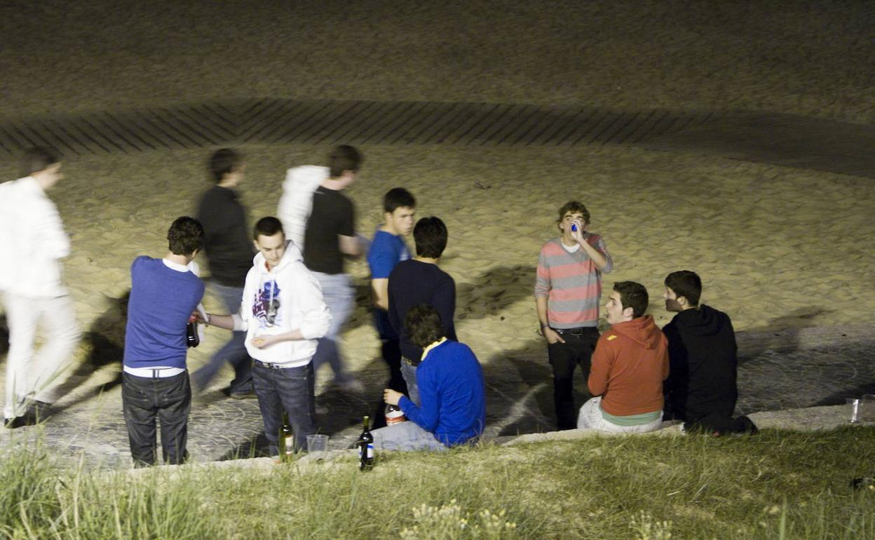 Jóvenes de botellón en una playa cántabra.