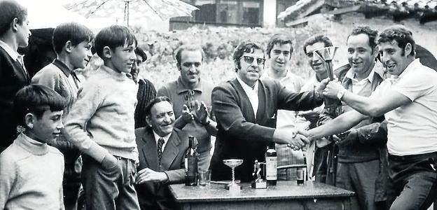 Entrega de premios por José María Abascal a Facundo Cobo en la antigua bolera de Esles, en los años setenta.