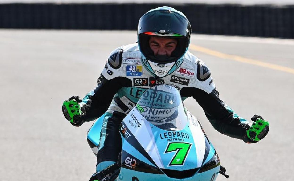 Dennis Foggia celebra su victoria en la carrera de Moto3. 