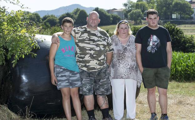 Prudencio Castillo posa junto a su familia (su mujer, Teresa y sus hijos, Laro y Marco) en Anero, donde residen.