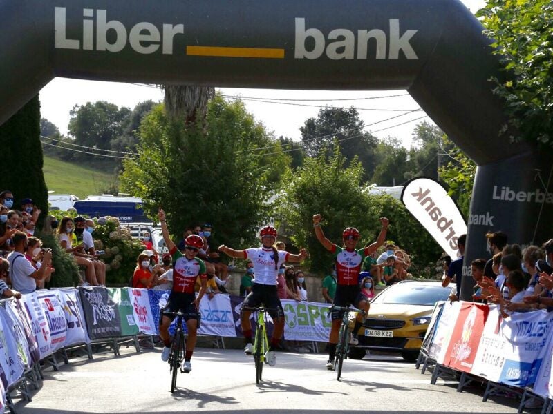 Final de la segunda etapa de la Vuelta a Cantabria, con la entrada de las júnior Alba Leonardo, Ainara Albert y Eva Anguela.