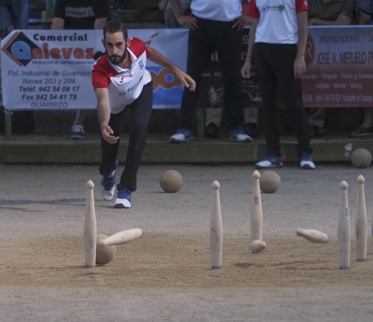 Luis Gerardo Saiz birla a la mano para Mali en el partido de este domingo. 