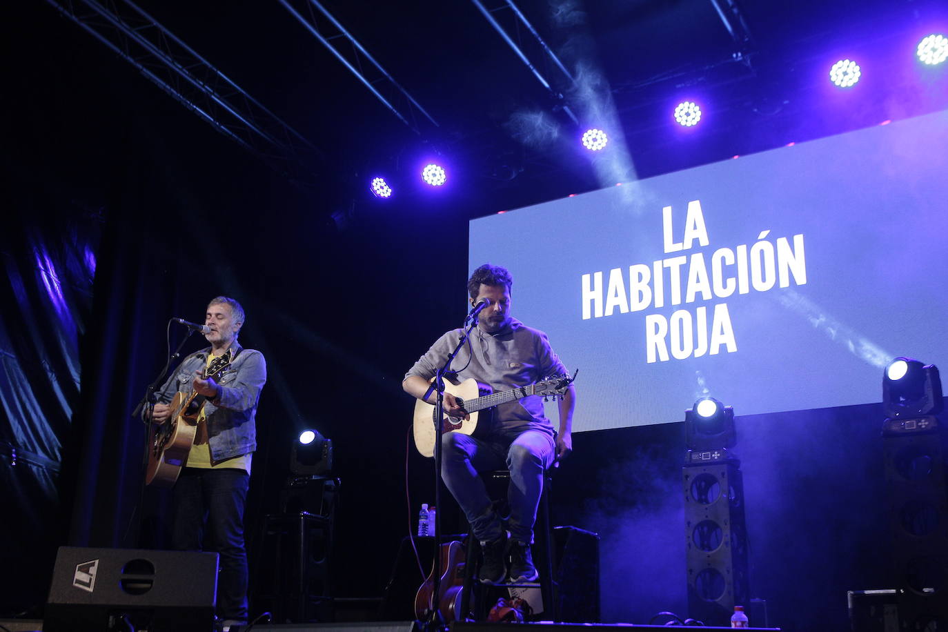 Fotos: Una noche en el sofá de La Habitación Roja en Torrelavega