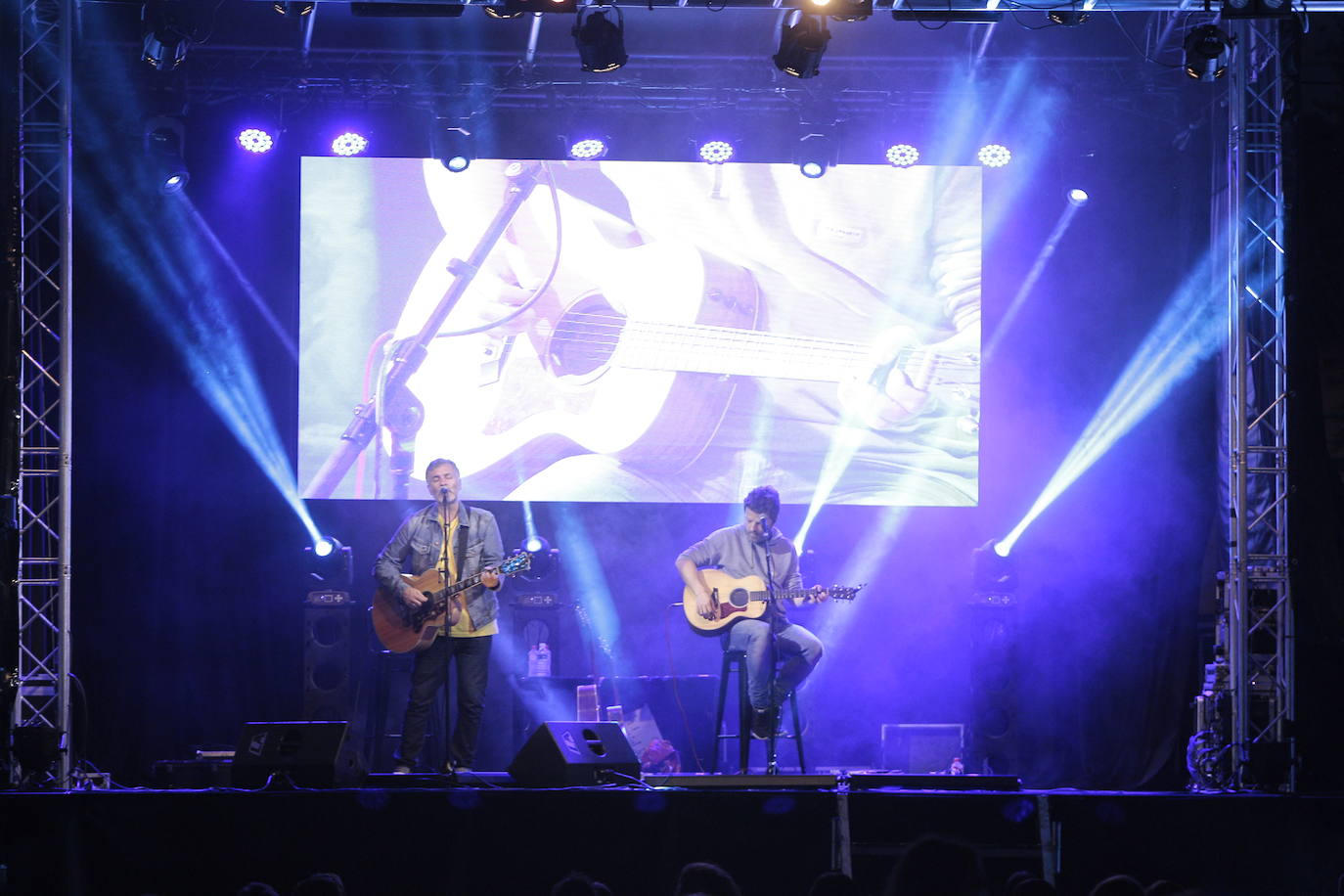 Fotos: Una noche en el sofá de La Habitación Roja en Torrelavega