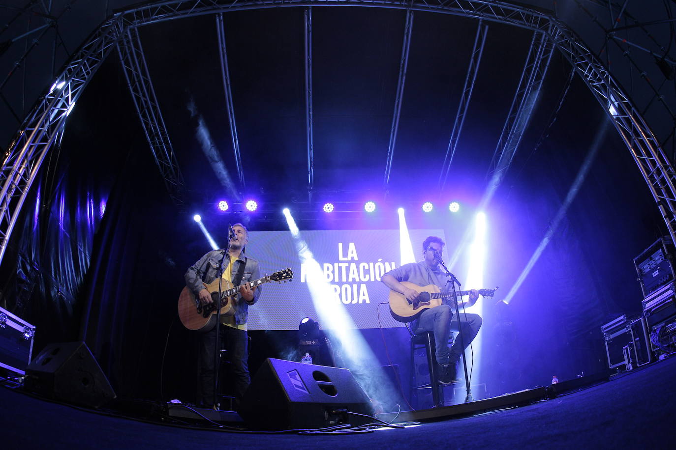 Fotos: Una noche en el sofá de La Habitación Roja en Torrelavega