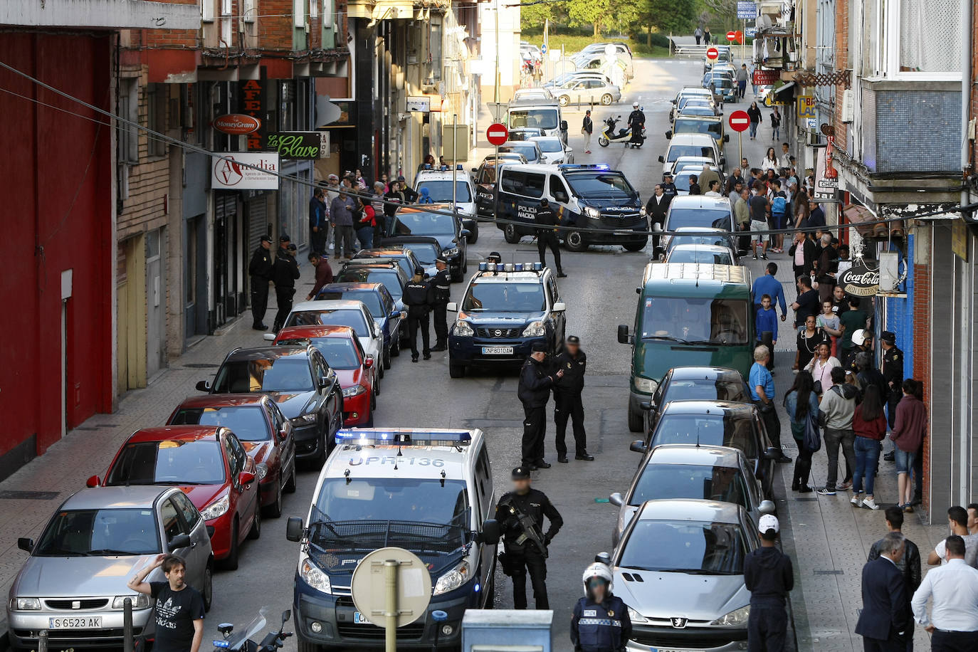 Imágenes de intervenciones policiales en el barrio de La Inmobiliaria (Torrelavega). 