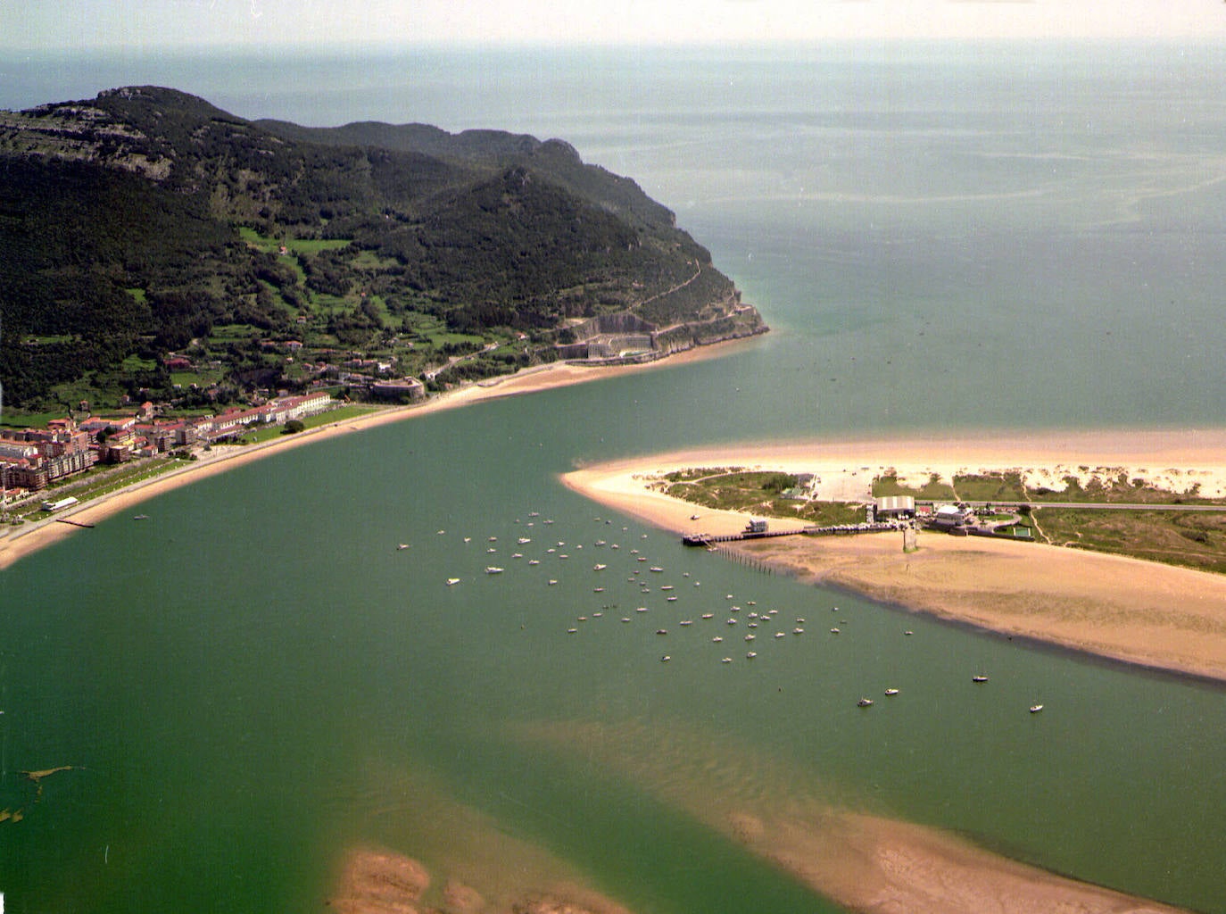 Santoña.El monte Buciero se alza majestuosamente sobre la villa marinera cántabra y su bahía. 