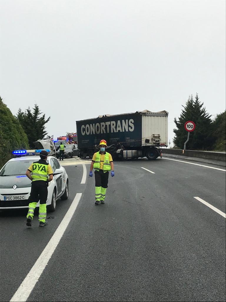 Imagen secundaria 2 - La A-8 en dirección Bilbao recupera la normalidad tras estar cortada casi tres horas por un accidente