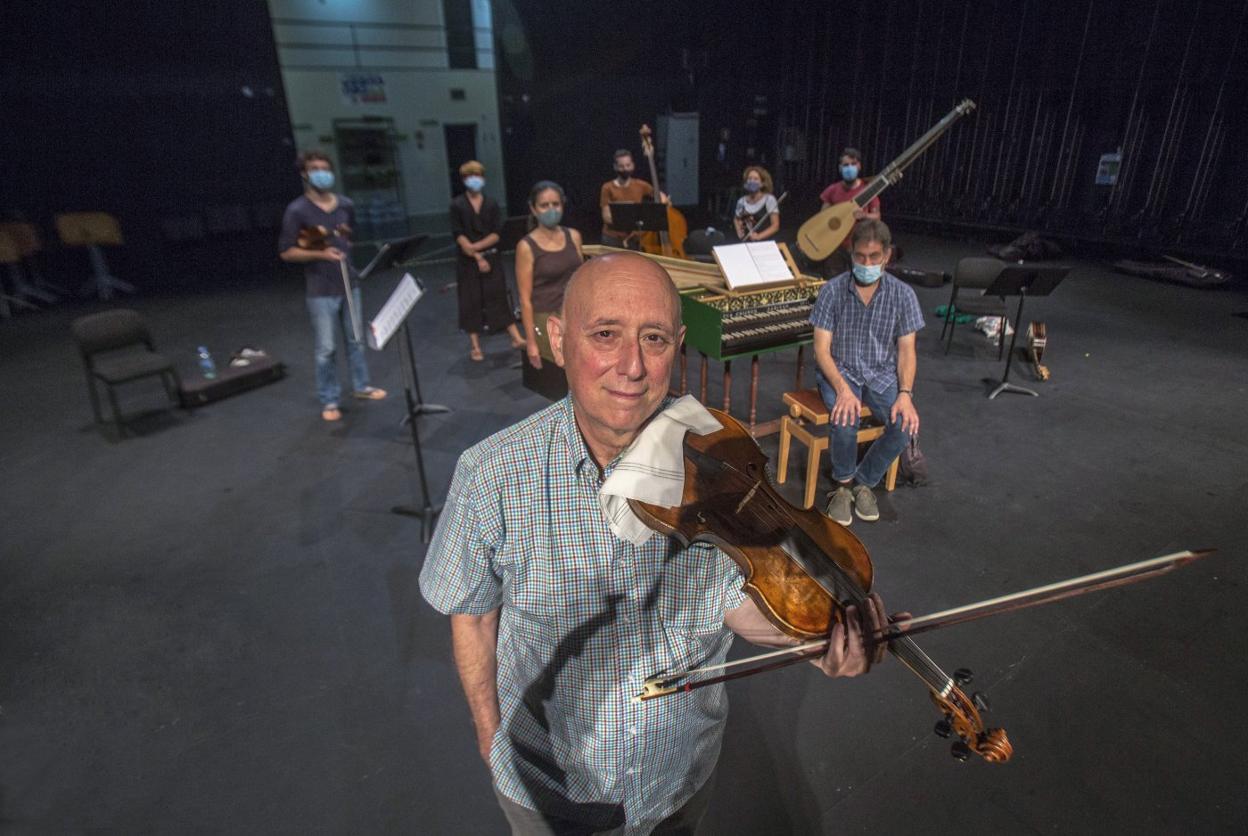 La Real Cámara, que dirige Emilio Moreno y en la que también toca el violín, ensayó ayer el concierto en el Palacio de Festivales. 