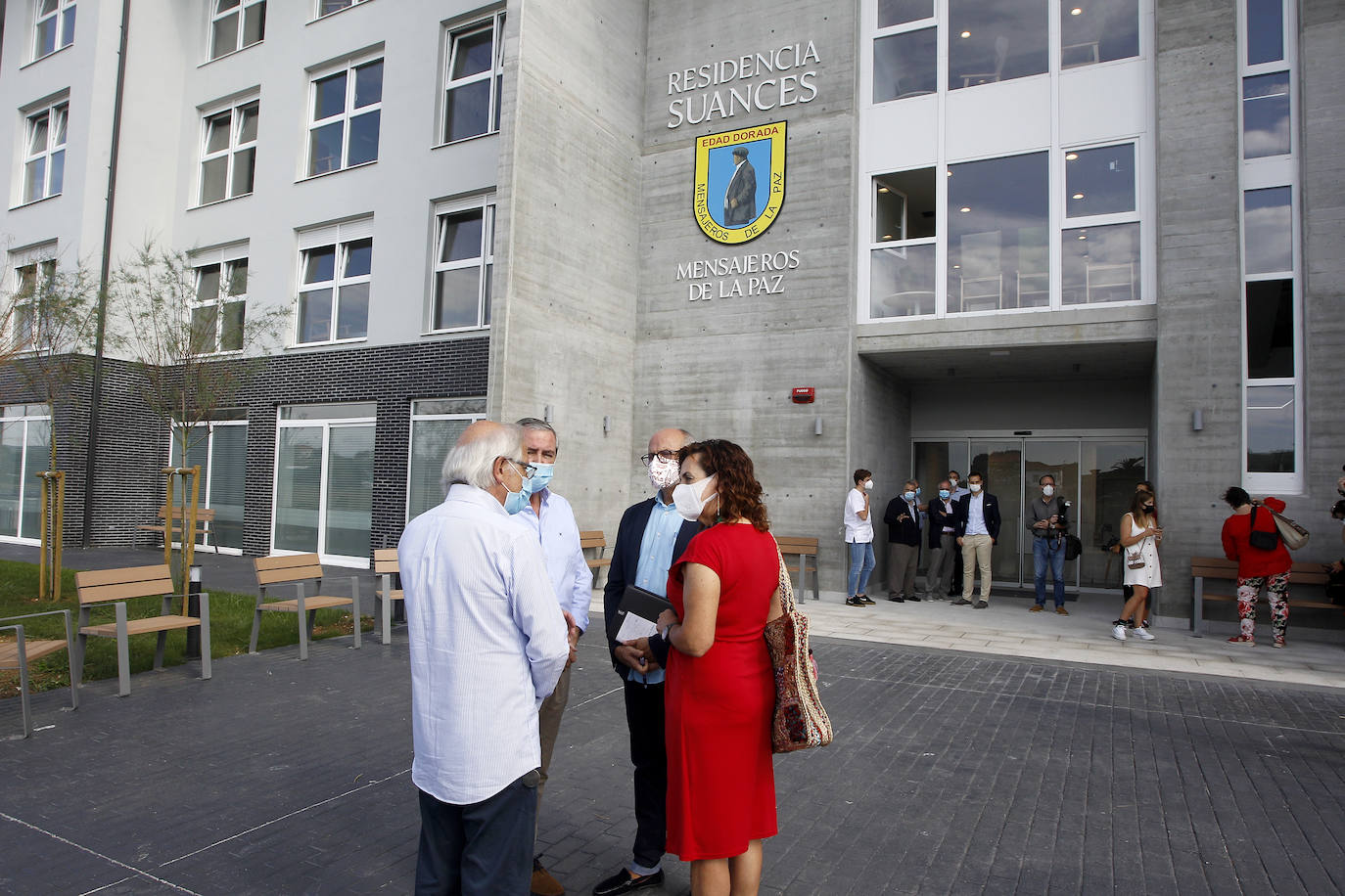 El consejero de Sanidad, Miguel Rodríguez, ha visitado la nueva residencia de mayores de Suances junto a la consejera de Políticas Sociales, Ana Belén Álvarez. Este centro, gestionado por Mensajeros de la Paz, se convertirá en la única residencia Covid-19 en la comunidad.