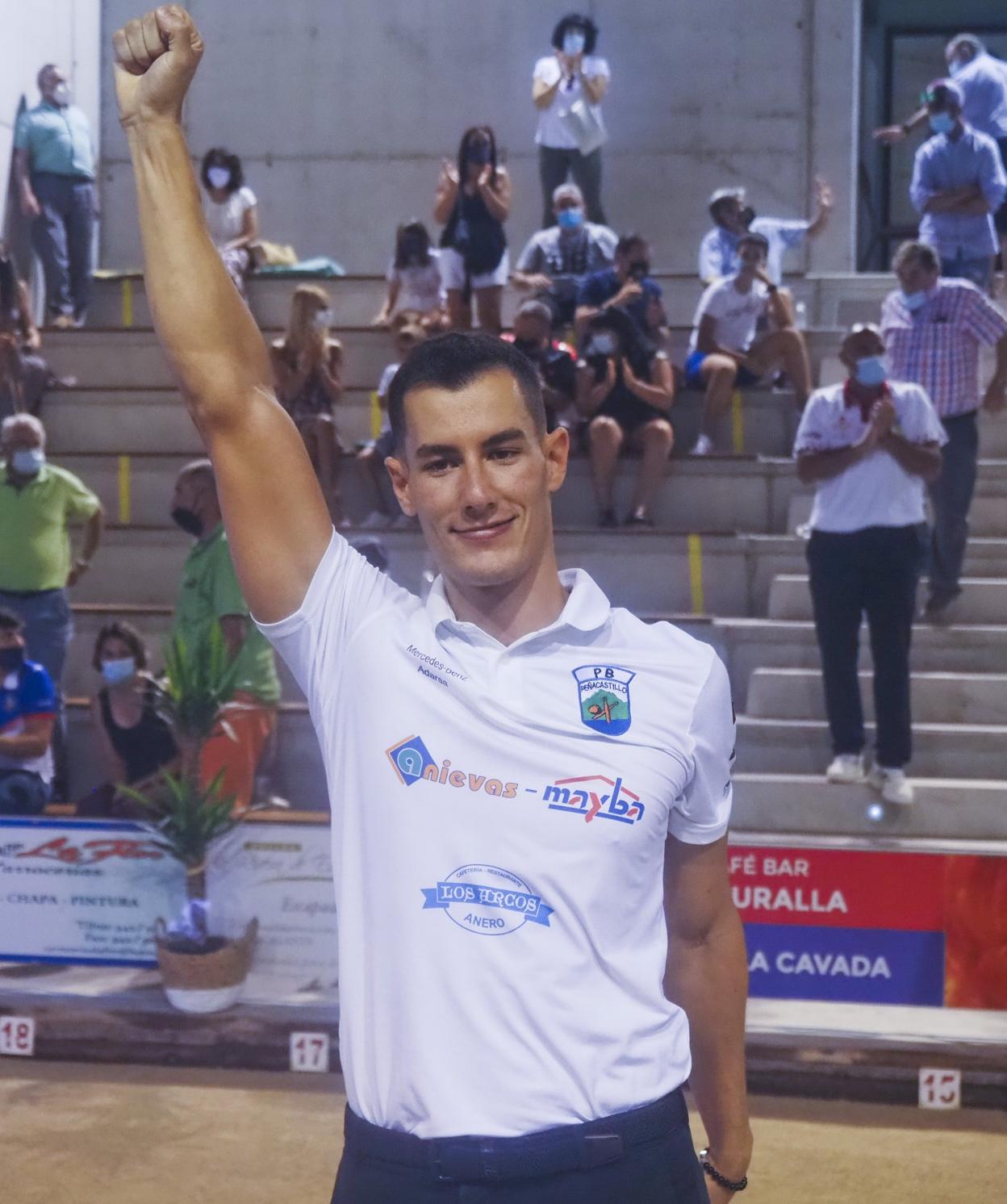 Víctor celebra el título conquistado en La Cavada. sane