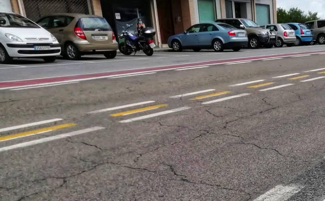 El Ayuntamiento reemplaza los bolardos deteriorados en el paseo peatonal de Beranga
