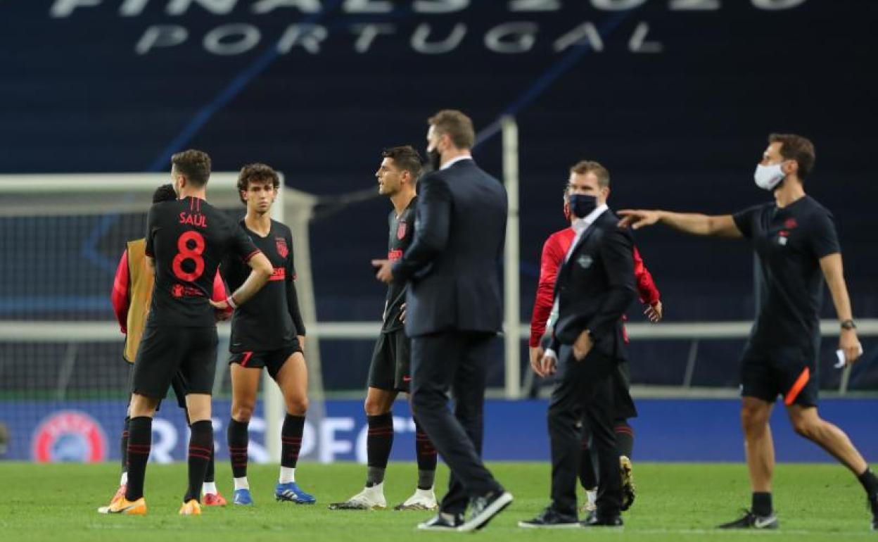 Los jugadores del Atlético se lamentan tras la eliminación en Champions.