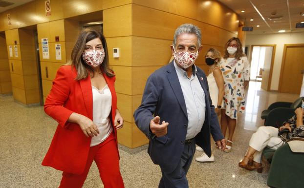 La líder del PP en Cantabria, María José Sáenz de Buruaga, junto al presidente Revilla, esta mañana en la sede del Gobierno.