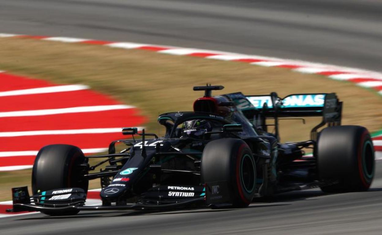 El Mercedes de Lewis Hamilton, rodando por el trazado del Circuito de Barcelona-Cataluña. 