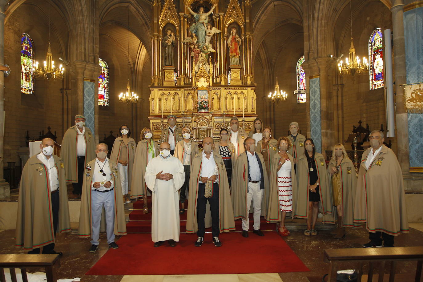 Torrelavega celebra hoy, sábado, la festividad de su patrona, la Virgen Grande, de una manera especial, como el año que nos está tocando vivir. Las fiestas, suspendidas por la pandemia, han sustituido el tradicional bullicio por resignación y una alegría contenida alejada de cualquier aglomeración. La ciudad no está engalanada y apenas un puñado de actos siguen en pie, como el concurso nacional de pintura rápida al aire libre, el reparto de polkas, el concurso de bolos o los conciertos en La Lechera y el Teatro Concha Espina, que tendrán lugar hoy.