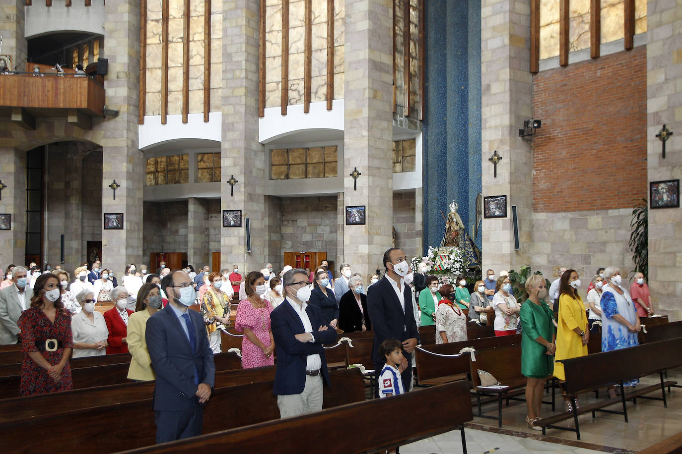 Torrelavega celebra hoy, sábado, la festividad de su patrona, la Virgen Grande, de una manera especial, como el año que nos está tocando vivir. Las fiestas, suspendidas por la pandemia, han sustituido el tradicional bullicio por resignación y una alegría contenida alejada de cualquier aglomeración. La ciudad no está engalanada y apenas un puñado de actos siguen en pie, como el concurso nacional de pintura rápida al aire libre, el reparto de polkas, el concurso de bolos o los conciertos en La Lechera y el Teatro Concha Espina, que tendrán lugar hoy.