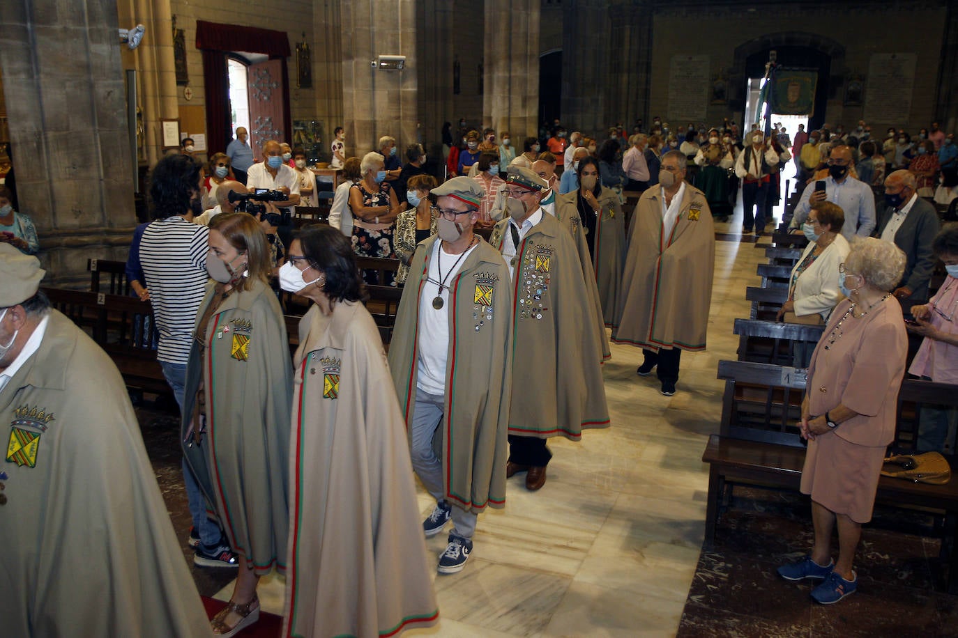 Torrelavega celebra hoy, sábado, la festividad de su patrona, la Virgen Grande, de una manera especial, como el año que nos está tocando vivir. Las fiestas, suspendidas por la pandemia, han sustituido el tradicional bullicio por resignación y una alegría contenida alejada de cualquier aglomeración. La ciudad no está engalanada y apenas un puñado de actos siguen en pie, como el concurso nacional de pintura rápida al aire libre, el reparto de polkas, el concurso de bolos o los conciertos en La Lechera y el Teatro Concha Espina, que tendrán lugar hoy.