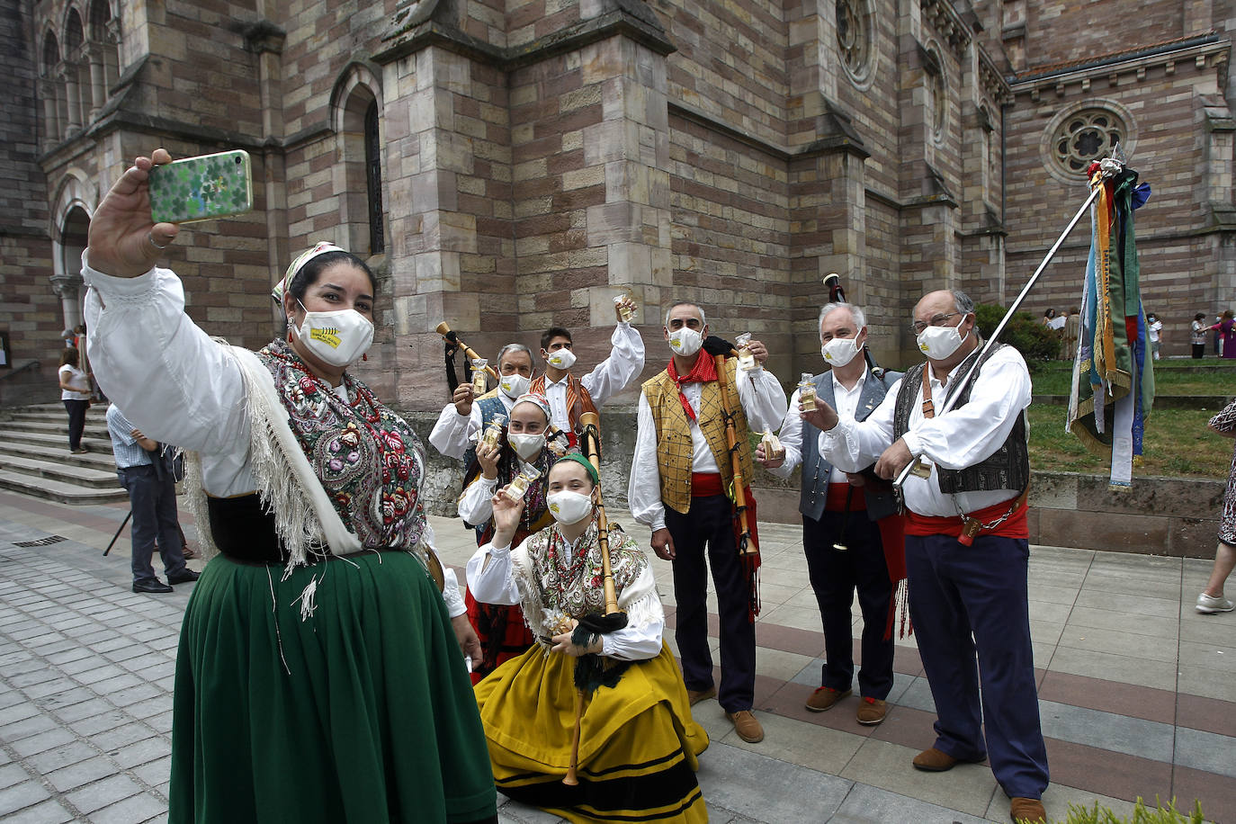 Torrelavega celebra hoy, sábado, la festividad de su patrona, la Virgen Grande, de una manera especial, como el año que nos está tocando vivir. Las fiestas, suspendidas por la pandemia, han sustituido el tradicional bullicio por resignación y una alegría contenida alejada de cualquier aglomeración. La ciudad no está engalanada y apenas un puñado de actos siguen en pie, como el concurso nacional de pintura rápida al aire libre, el reparto de polkas, el concurso de bolos o los conciertos en La Lechera y el Teatro Concha Espina, que tendrán lugar hoy.