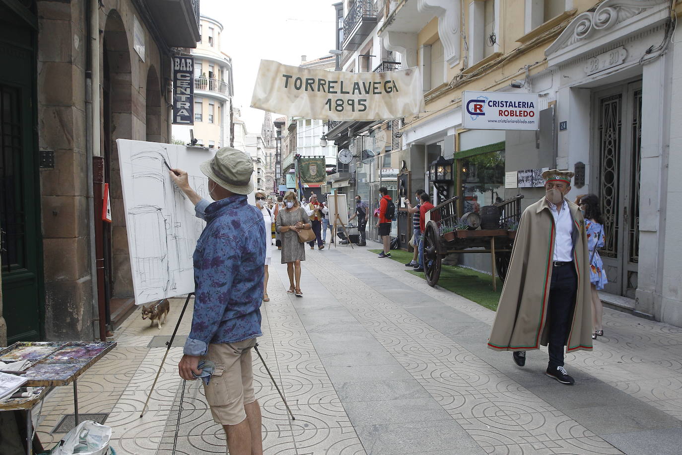 Torrelavega celebra hoy, sábado, la festividad de su patrona, la Virgen Grande, de una manera especial, como el año que nos está tocando vivir. Las fiestas, suspendidas por la pandemia, han sustituido el tradicional bullicio por resignación y una alegría contenida alejada de cualquier aglomeración. La ciudad no está engalanada y apenas un puñado de actos siguen en pie, como el concurso nacional de pintura rápida al aire libre, el reparto de polkas, el concurso de bolos o los conciertos en La Lechera y el Teatro Concha Espina, que tendrán lugar hoy.