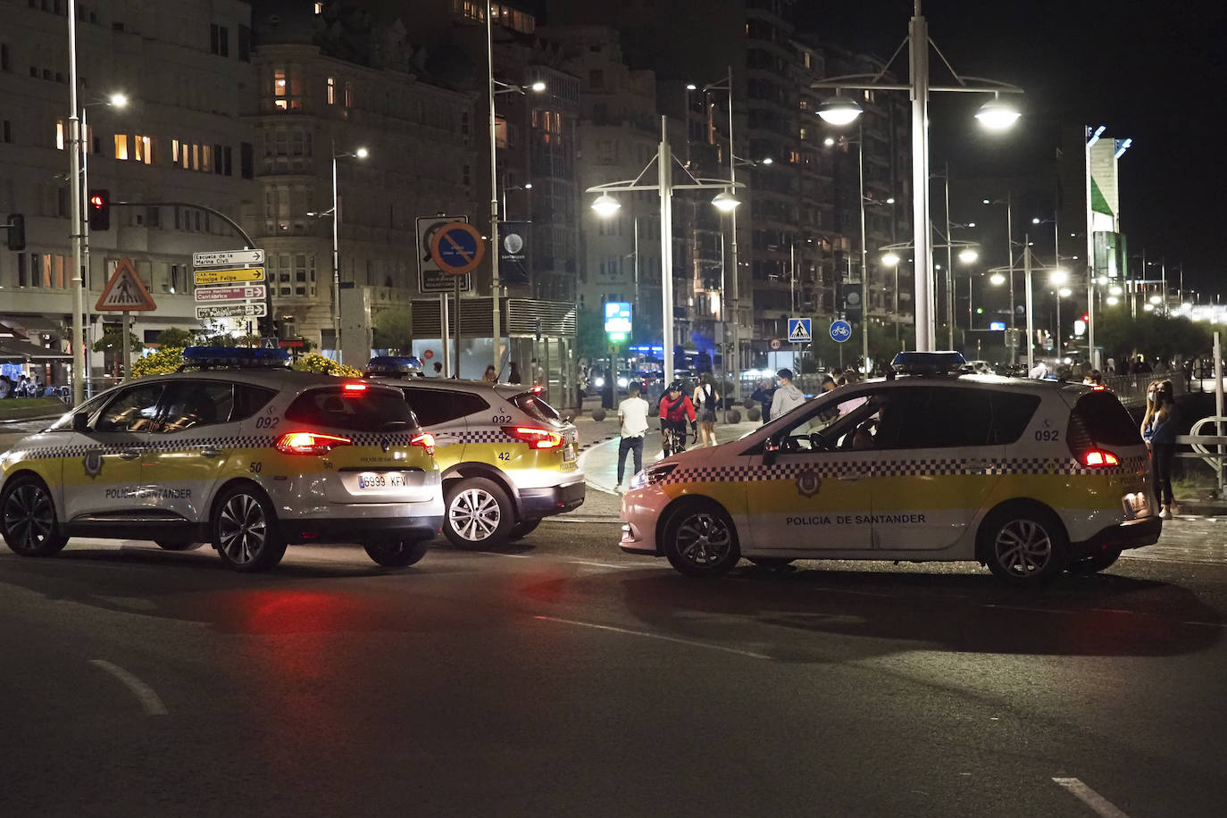 Agentes de la Policía Local se desplegaron este viernes por la noche en las zonas de ocio más concurridas de Santander, para vigilar el cumplimiento de las medidas contra la propagación del coronavirus.