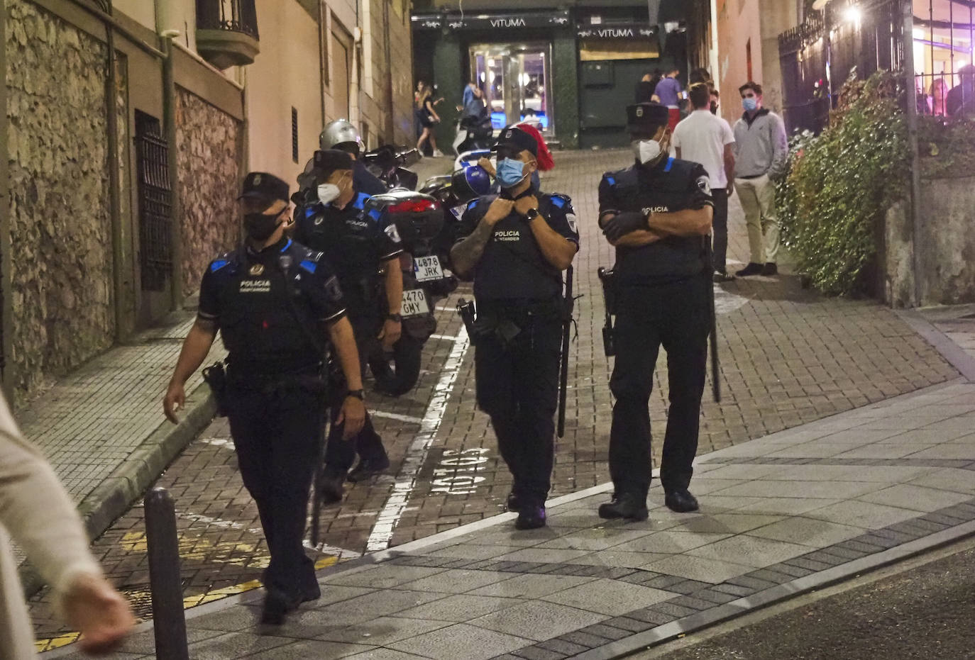 Agentes de la Policía Local se desplegaron este viernes por la noche en las zonas de ocio más concurridas de Santander, para vigilar el cumplimiento de las medidas contra la propagación del coronavirus.